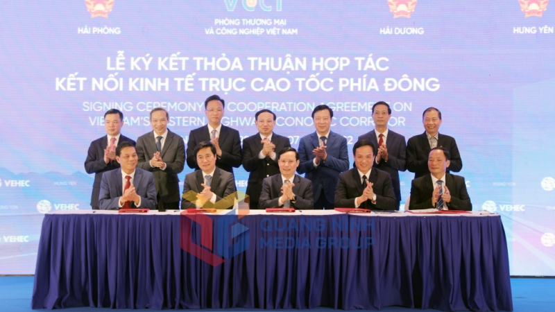 Lãnh đạo VCCI và 4 tỉnh Quảng Ninh, Hải Phòng, Hải Dương, Hưng Yên tổ chức Ký kết Thỏa thuận kết nối kinh tế trục cao tốc phía Đông (7-2022). Ảnh: Đỗ Phương