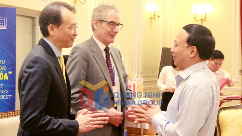 Đồng chí Bí thư Tỉnh ủy trao đổi với nhà đầu tư đến từ Đài Loan và Australia (7-2022). Ảnh: Thu Chung