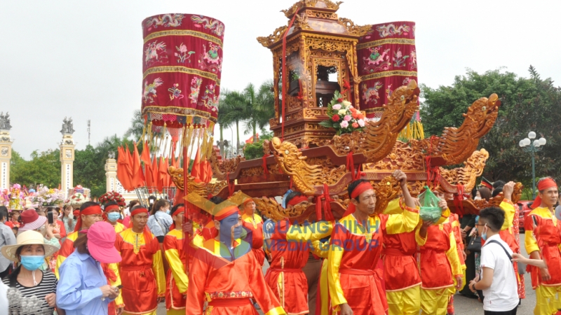Rước kiệu rồng tại lễ hội Bạch Đằng (4-2021). Ảnh: Phan Hằng