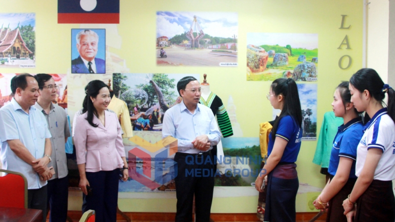Đồng chí Nguyễn Xuân Ký, Ủy viên Trung ương Đảng, Bí thư Tỉnh ủy, Chủ tịch HĐND tỉnh trò chuyện với các sinh viên Lào đang học tập tại Trường Đại học Hạ Long (8-2022). Ảnh: Thu Chung