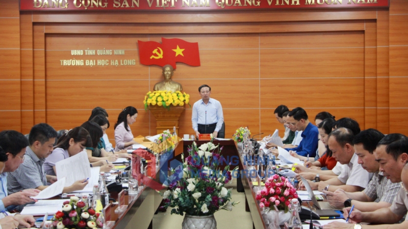 Đồng chí Nguyễn Xuân Ký, Bí thư Tỉnh ủy, Chủ tịch HĐND tỉnh tại buổi làm việc với nhà trường (8-2022). Ảnh: Thu Chung