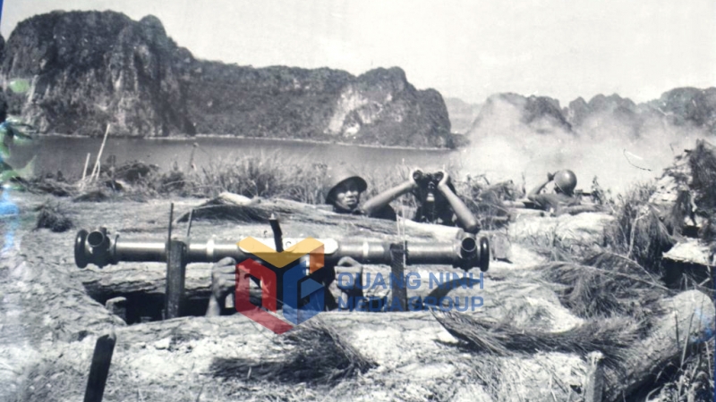 Trận địa pháo phòng không đánh trả máy bay Mỹ bên bờ Vịnh Hạ Long. Ảnh của cố NSNA Trương Thái