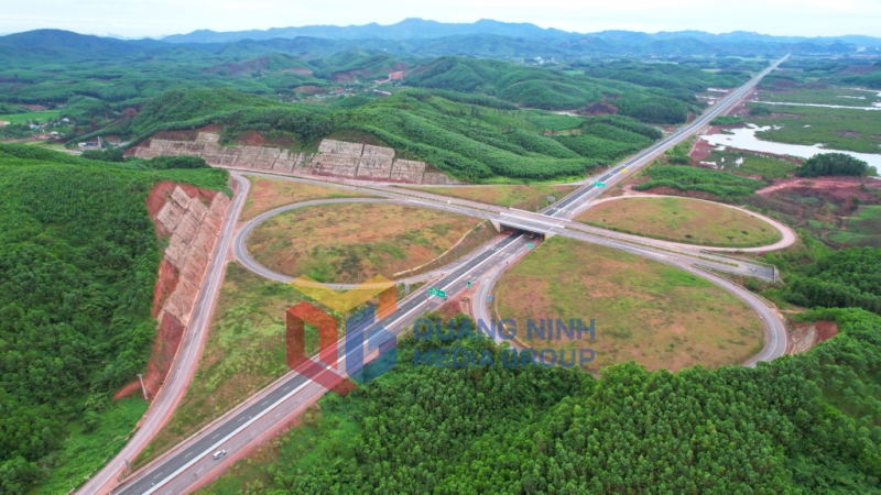 Nút giao Bình Dân, đoạn qua huyện Vân Đồn (8-2022). Ảnh: Đỗ Phương