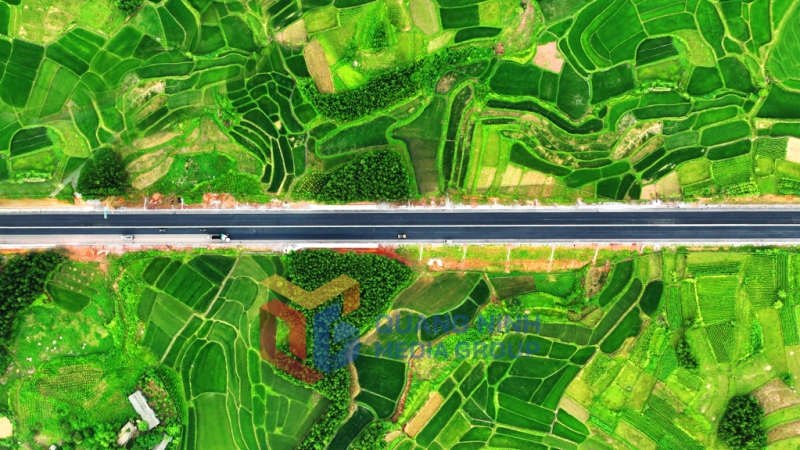 Đoạn tuyến qua huyện Đầm Hà giữa các thửa ruộng (8-2022). Ảnh: Đỗ Phương