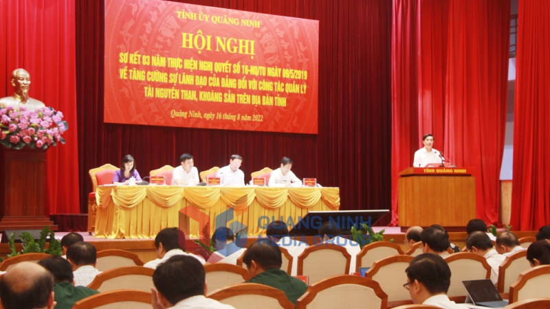 Đồng chí Cao Tường Huy, Phó Chủ tịch Thường trực UBND tỉnh, báo cáo tại hội nghị (8-2022). Ảnh: Thu Chung