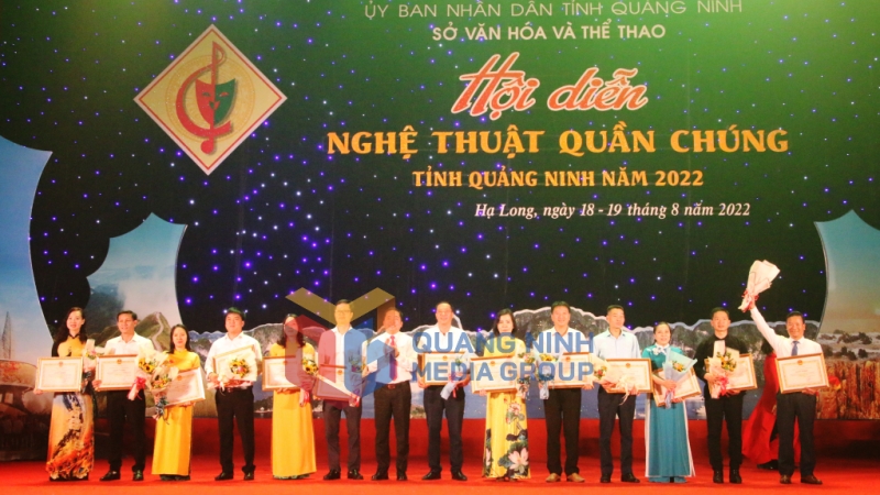13 Đoàn nghệ thuật quần chúng 13 địa phương nhận giấy khen tham gia hội diễn của Sở Văn hóa và Thể thao (8-2022). Ảnh: Nguyễn Dung