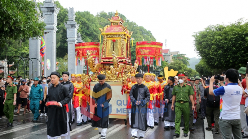 Đoàn rước kiệu Long Đình rời Đền, đưa Đức Ông và các nhân thần tuần du quanh khu an ngự tại Cửa Ông (8-2022). Ảnh: Minh Hà