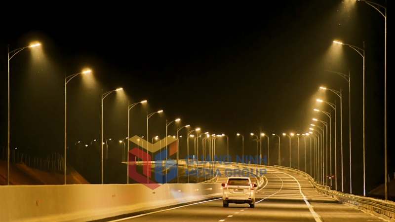 Đây là tuyến cao tốc đầu tiên tại Việt Nam được trang bị điện chiếu sáng toàn tuyến (9-2022). Ảnh: Đỗ Phương