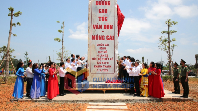 Các đại biểu thực hiện nghi thức kéo băng khánh thành công trình cao tốc Vân Đồn - Móng Cái đặt tại điểm cuối tuyến tại nút giao Cầu Bà Mai, xã Hải Xuân, TP Móng Cái. Ảnh Minh Hà