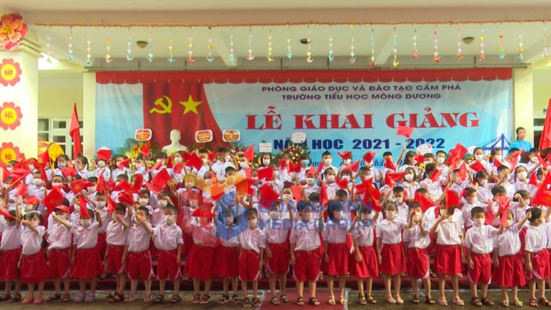 Các em học sinh lớp 1 Trường Tiểu học Mông Dương, TP Cẩm Phả, rộn ràng đón chào năm học mới 2021-2022. Ảnh: Trung tâm Truyền thông tỉnh.