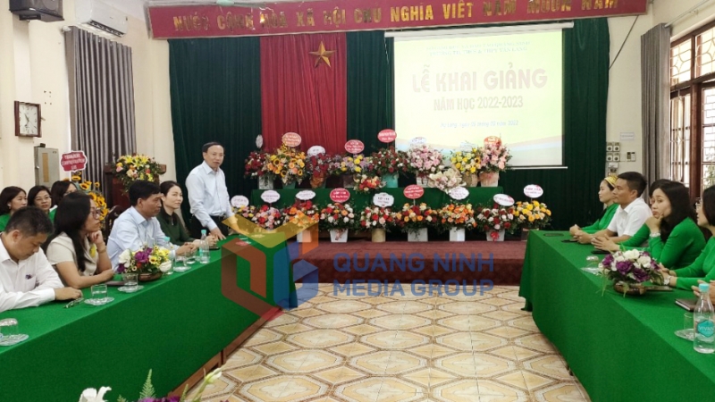 Đồng chí Bí thư Tỉnh ủy, Chủ tịch HĐND tỉnh chung vui ngày tựu trường với Trường TH, THCS và THPT Văn Lang (9-2022). Ảnh: Thu Chung