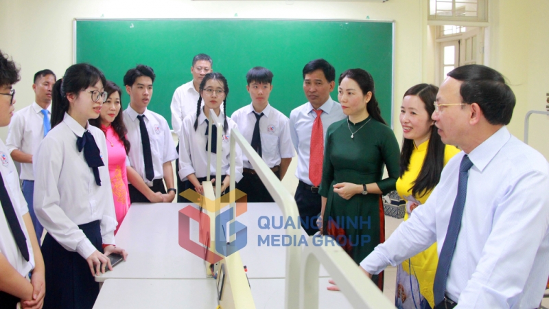 Đồng chí Bí thư Tỉnh ủy thăm phòng chức năng của Trường THPT Chuyên Hạ Long (9-2022). Ảnh: Thu Chung