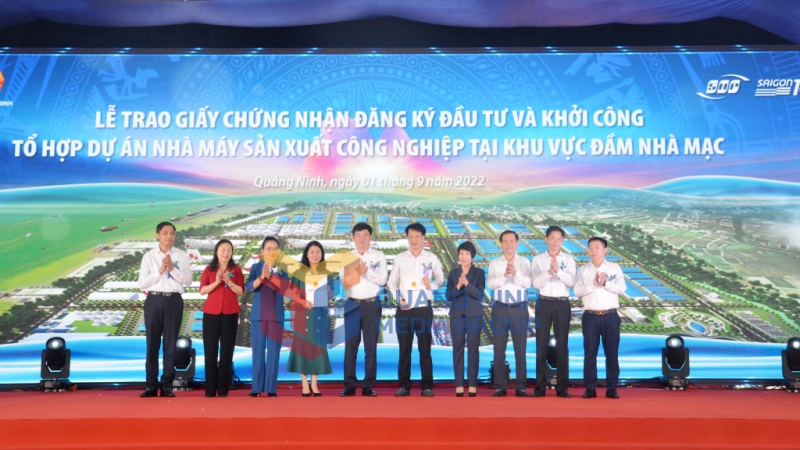 Đại diện nhà đầu tư Dự án nhà máy điện tử Quảng Yên và Dự án nhà máy phụ tùng động cơ máy nông nghiệp tại lô đất nhận giấy chứng nhận đầu tư tại khu vực Đầm Nhà Mạc (9-2022). Ảnh: Cao Quỳnh