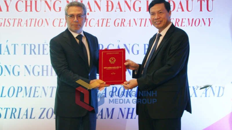 Chủ tịch UBND tỉnh trao Giấy chứng nhận đăng ký đầu tư Dự án Phát triển tổ hợp cảng biển và KCN tại Đầm Nhà Mạc cho nhà đầu tư (11-2016). Ảnh: Trang Thu