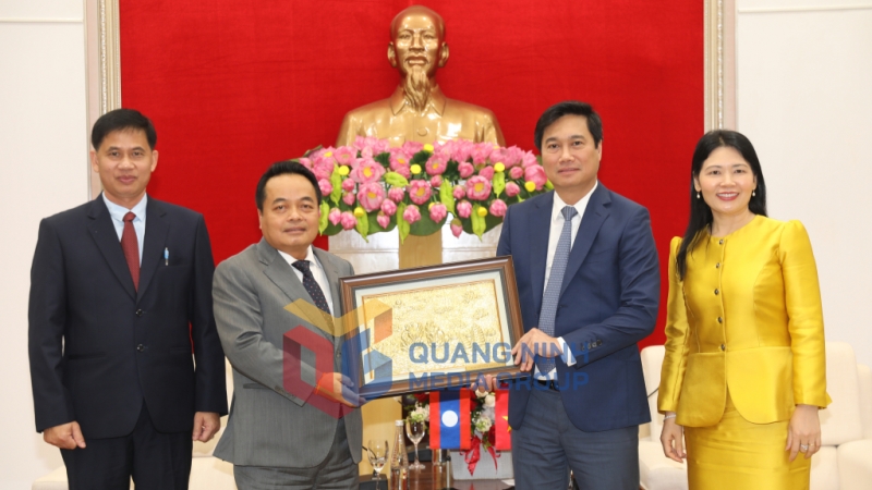 Chủ tịch UBND tỉnh Nguyễn Tường Văn tặng quà lưu niệm Chủ tịch Kiểm toán Nhà nước Lào (9-2022). Ảnh: Đỗ Phương