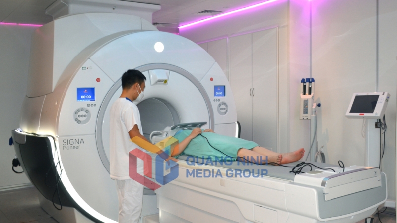 Chụp cộng hưởng từ cho người bệnh tại Bệnh viện Đa khoa Quốc tế Vinmec Hạ Long (9-2022). Ảnh: Nguyễn Hoa