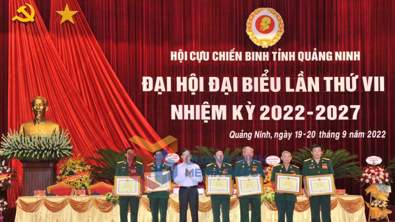 Các cá nhân có thành tích xuất sắc trong nhiệm kỳ 2017-2022 vinh dự nhận Bằng khen của UBND tỉnh (9-2022). Ảnh: Thu Chung