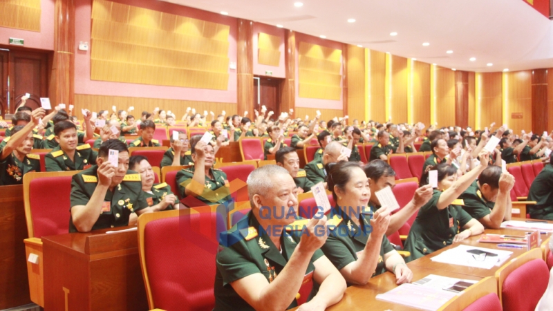 Các đại biểu biểu quyết thông qua Nghị quyết Đại hội (9-2022). Ảnh: Thu Chung
