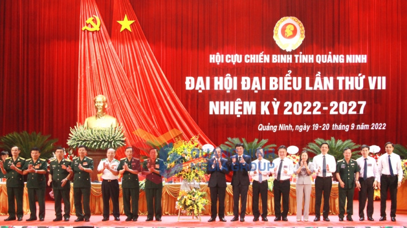 Lãnh đạo tỉnh tặng hoa chúc mừng Đại hội (9-2022). Ảnh: Thu Chung