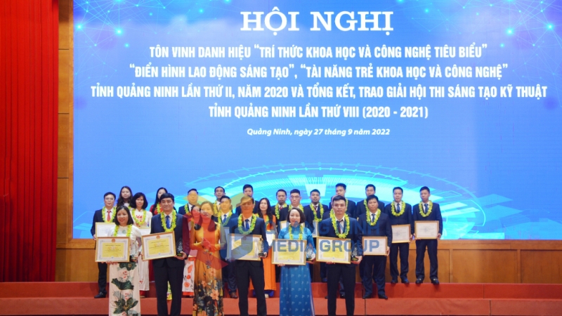 Đồng chí Nguyễn Thị Hạnh, Phó Chủ tịch UBND tỉnh, trao tặng bằng khen của UBND tỉnh cho đại diện các tác giả, nhóm tác giả đoạt giải Nhất Hội thi Sáng tạo kỹ thuật tỉnh Quảng Ninh lần thứ VIII (9-2022). Ảnh: Cao Quỳnh