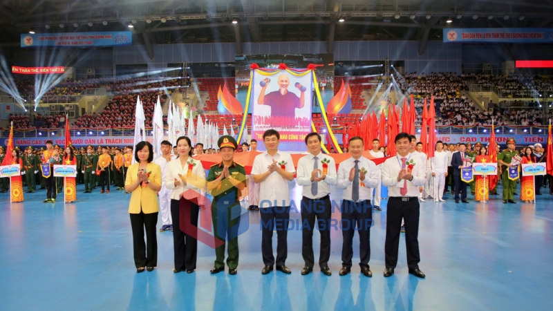 Các đại biểu chụp ảnh lưu niệm cùng các đoàn về dự Đại hội TDTT tỉnh Quảng Ninh lần thứ IX năm 2022 (9-2022). Ảnh: Minh Hà