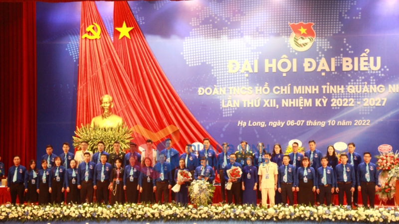 Ban Chấp hành Đoàn TNCS Hồ Chí Minh tỉnh Quảng Ninh khóa XII ra mắt Đại hội (10-2022). Ảnh: Thu Chung