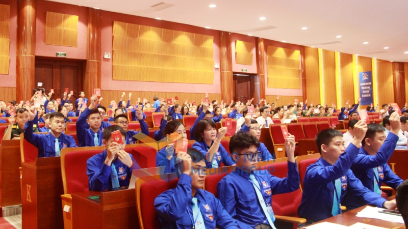 Các đại biểu biểu quyết thông qua Nghị quyết Đại hội (10-2022). Ảnh: Thu Chung