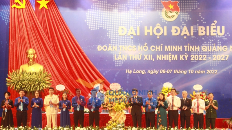 Lãnh đạo tỉnh tặng hoa chúc mừng Đại hội (10-2022). Ảnh: Thu Chung