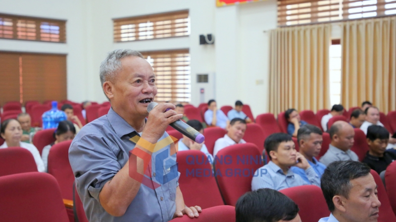 Cử tri huyện Đầm Hà phát biểu ý kiến, kiến nghị tại hội nghị tiếp xúc cử tri (10-2022). Ảnh: Minh Hà