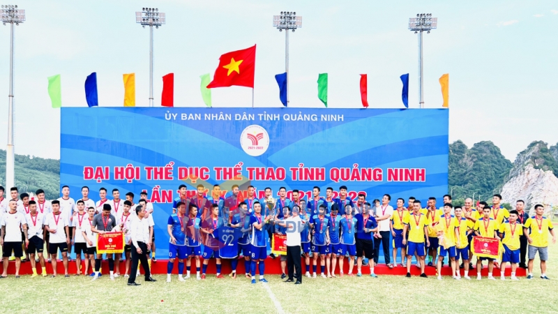 Đội bóng đá nam TP Cẩm Phả (áo xanh) vô địch giải.