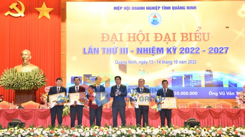 Đồng chí Nguyễn Tường Văn, Chủ tịch UBND tỉnh, trao Bằng khen của UBND tỉnh cho các tập thể có thành tích xuất sắc (10-2022). Ảnh: Thu Chung