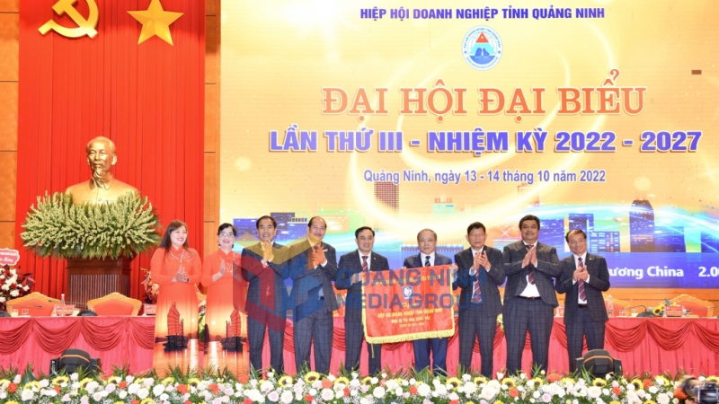 Hiệp hội Doanh nghiệp nhỏ và vừa Việt Nam tặng Cờ thi đua đơn vị xuất sắc nhiệm kỳ 2017-2022 cho Hiệp hội Doanh nghiệp tỉnh Quảng Ninh (10-2022). Ảnh: Thu Chung