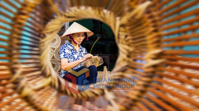 Phụ nữ Hà Nam đan ngư cụ. Ảnh: Dương Văn Toàn (CTV)