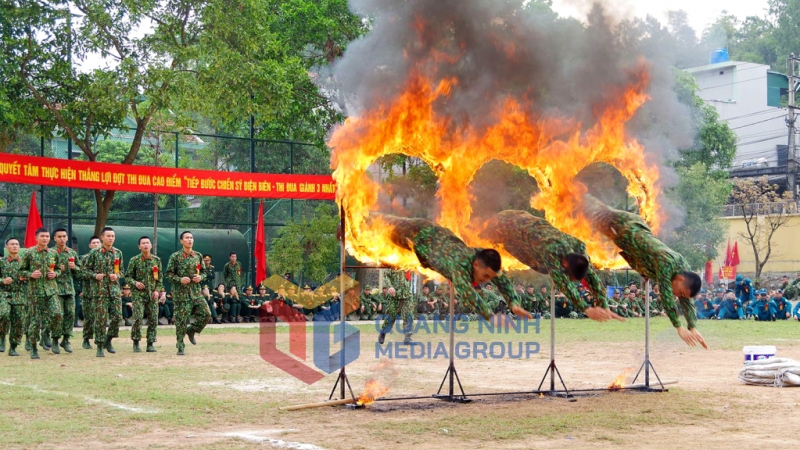CBCS Đại đội Trinh sát, Phòng Tham mưu (Bộ CHQS tỉnh), thực hiện nội dung vượt vòng lửa trong Lễ ra quân huấn luyện năm 2019. Ảnh: Văn Đảm