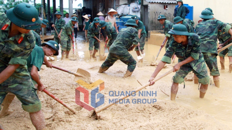 Cán bộ, chiến sĩ LLVT tỉnh tham gia giúp dân khắc phục hậu quả trận mưa lụt lịch sử năm 2015 tại TP Cẩm Phả. Ảnh: Văn Đảm
