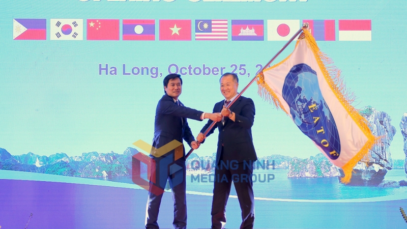 Lễ trao cờ EATOF đến Quảng Ninh - tỉnh chủ nhà đăng cai Đại hội đồng EATOF 17 (10-2022). Ảnh: Khánh Giang