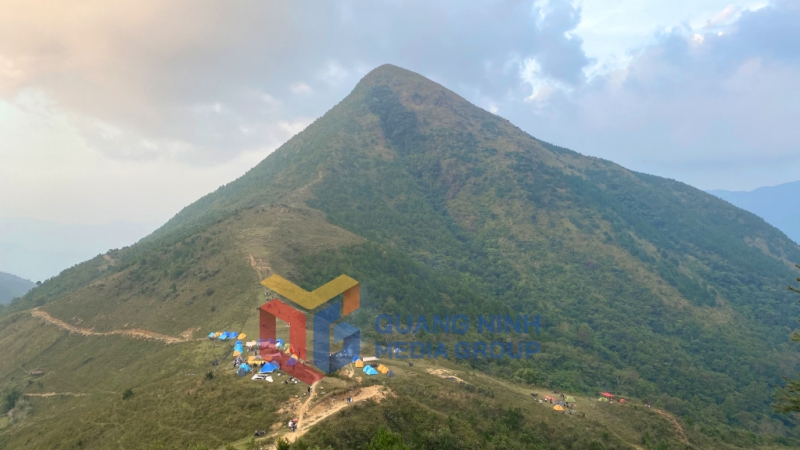 Khách du lịch Camping tại núi Cao Ly chiêm ngưỡng cảnh đẹp của núi rừng Bình Liêu (11-2022). Ảnh: Vạn Thảo