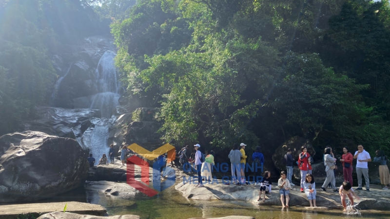 Du khách tham quan điểm du lịch thác Ke Vằn (11-2022). Ảnh: Vạn Thảo
