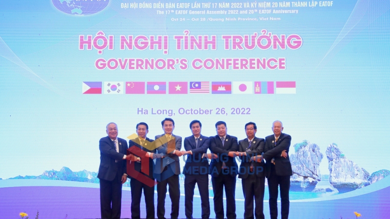 Các tỉnh trưởng nắm tay thể hiện sự đoàn kết, thống nhất Tuyên bố chung EATOF 17 (10-2022). Ảnh: Minh Hà