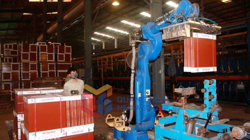 Tổ hợp Công ty CP Gốm Đất Việt sử dụng robot trong sản xuất gạch ngói (9-2022). Ảnh: Mạnh Trường