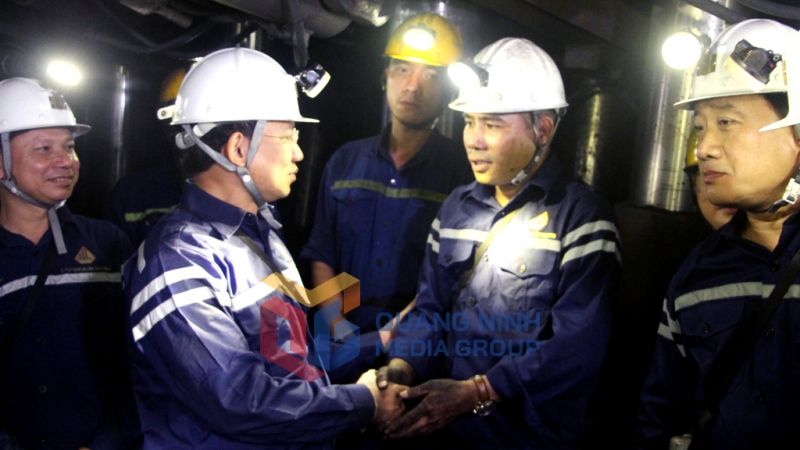 Đồng chí Bí thư Tỉnh ủy, Chủ tịch HĐND tỉnh trò chuyện với thợ mỏ làm việc tại công trường cơ giới hóa khai thác 1 (11-2022). Ảnh: Thu Chung