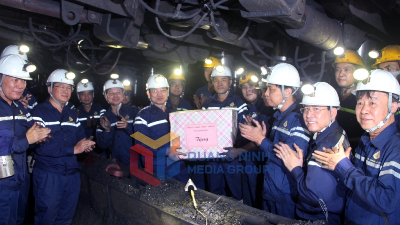 Đồng chí Bí thư Tỉnh ủy, Chủ tịch HĐND tỉnh tặng quà cho thợ mỏ công trường cơ giới khai thác 1 (11-2022). Ảnh: Thu Chung