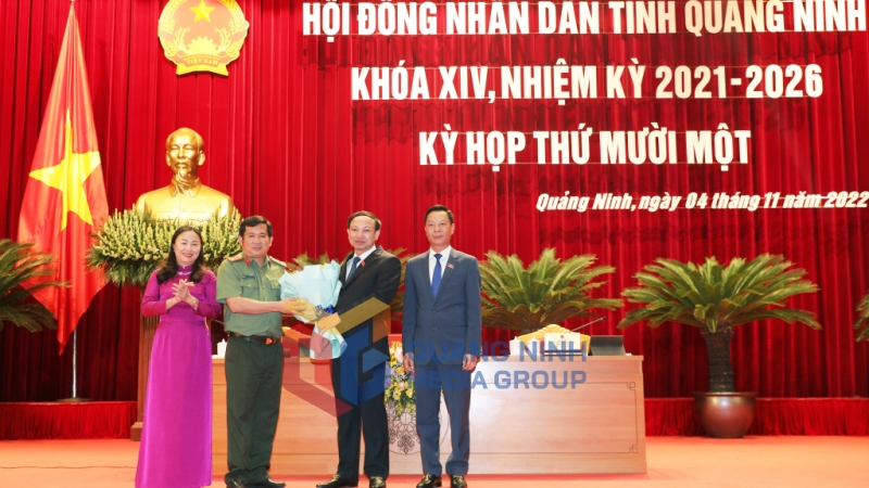 Chủ tọa điều hành Kỳ họp tặng hoa chúc mừng Đại tá Đinh Văn Nơi, Giám đốc Công an tỉnh, đã trúng cử chức vụ Ủy viên UBND tỉnh nhiệm kỳ 2021-2026 (11-2022). Ảnh: Đỗ Phương