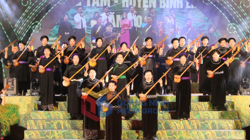 Tiết mục hát then với sự biểu diễn của các nghệ nhân, thành viên các câu lạc bộ hát then - đàn tính trên địa bàn huyện (11-2022). Ảnh: Nguyễn Dung