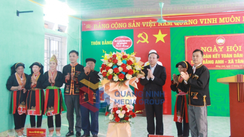 Đồng chí Bí thư Tỉnh ủy, Chủ tịch HĐND tỉnh tặng hoa chúc mừng đồng bào thôn Bằng Anh (11-2022). Ảnh: Thu Chung