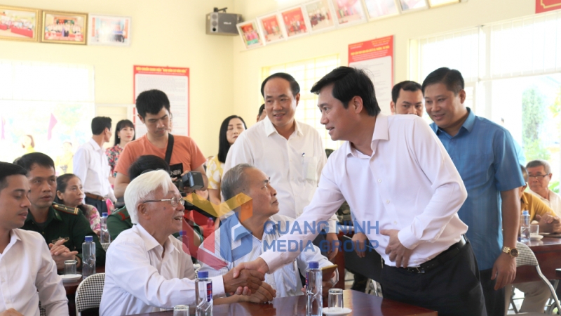 Chủ tịch UBND tỉnh Nguyễn Tường Văn bắt tay, trò chuyện với người dân khu phố 7, phường Hải Yên.