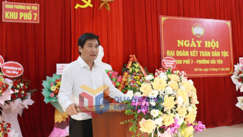 Chủ tịch UBND tỉnh Nguyễn Tường Văn phát biểu tại Ngày hội Đại đoàn kết toàn dân tộc khu phố 7, phường Hải Yên, TP Móng Cái.
