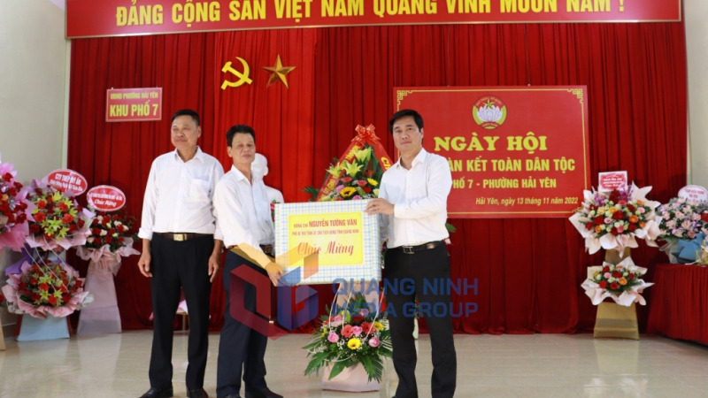 Chủ tịch UBND tỉnh Nguyễn Tường Văn tặng hoa và quà cho khu phố 7.
