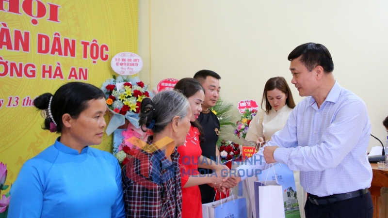 Đồng chí Vũ Hồng Thanh tặng quà cho các hộ gia đình có hoàn cảnh khó khăn trên địa bàn khu 5, phường Hà An (11-2022). Ảnh: Minh Hà