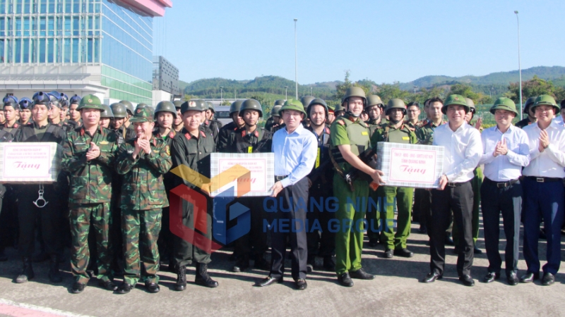 Đồng chí Bí thư Tỉnh ủy cùng đoàn công tác tặng quà động viên các lực lượng (11-2022). Ảnh: Thu Chung